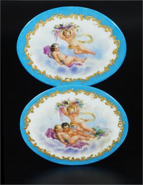 Zwei ovale Porzellanplatten um 1890, "Putti unter Wolken", um 189.