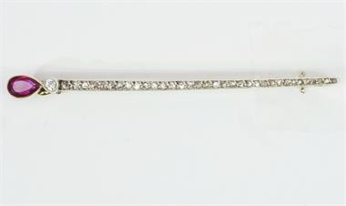 Antike Brosche mit Diamanten und Rubin (antik).