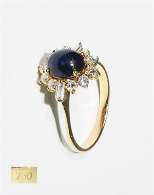 Ring, 750er Gelbgold, besetzt mit Saphir, Diamanten und Brillanten.