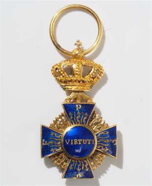 Königreich Bayern, Miniatur des St. Michaels Orden aus echtem Gold und Emaille in kobaltblau.