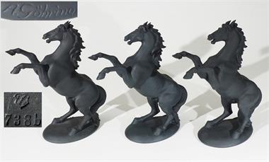 Herde "Bäumende  Pferde", drei Stück. NYMPHENBURG, Entwurf August M. Franz Göhring, 1930,  Modell Nr. 738 b.