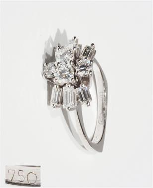 Ring mit Brillanten und Diamanten, 750er Weißgold.