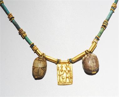Halscollier mit Skarabäen, Fajenceperlen, goldenes Amulett und Zwischenteile (teilweise antik).