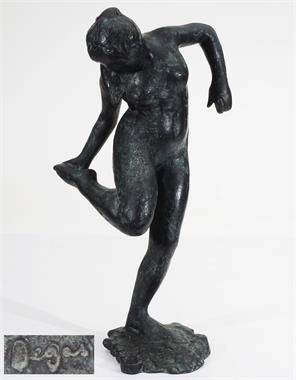 Bronzestatue nach Edgar DEGAS (1834 Paris - 1917 ebenda )  "Stehender  Akt, den rechten Schuh anziehend".