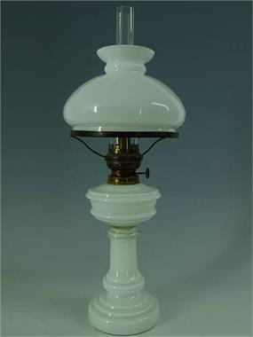 Milchglas- Petroleumlampe. 