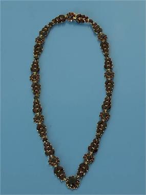 Granat - Blütenkette  im Jugendstil. Silber vergoldet. 