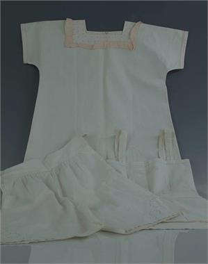 Nachthemd, Unterkleid und Leibchen. um 1900. 