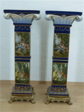 Paar  Säulen im korinthischem Stil. 