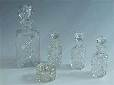 5 Kristallglas-Gefäße. 