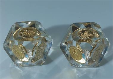 Paar Glaswürfel mit Münzen 