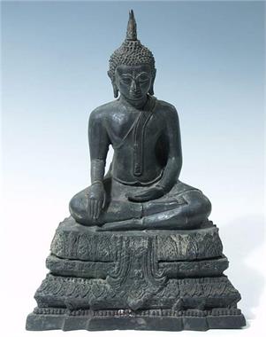 Sitzender Buddha im Sukhothai-Stil. 