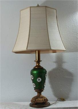 Dekorative Lampe mit Schirm. 